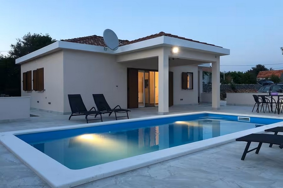 Bungalow avec piscine et terrasse le soir en Croatie