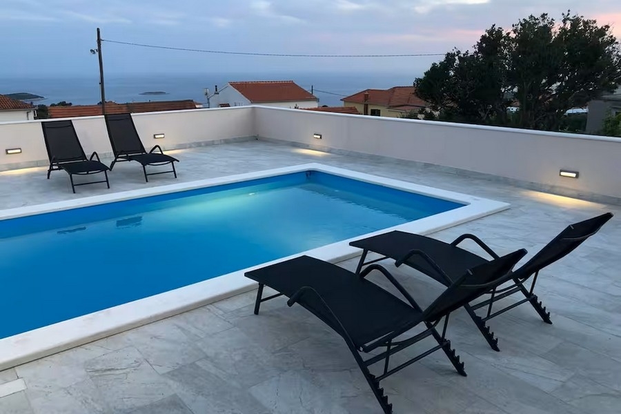 Piscine et terrasse avec vue mer sur l'Adriatique