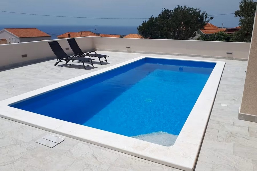 Piscine et solarium avec vue mer
