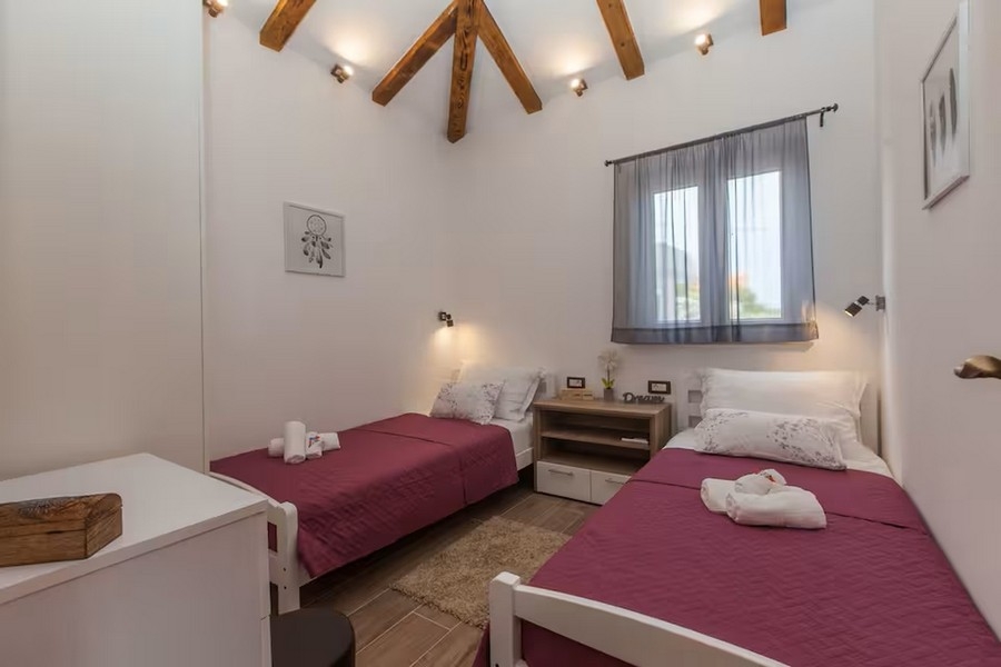 Chambre avec deux lits simples