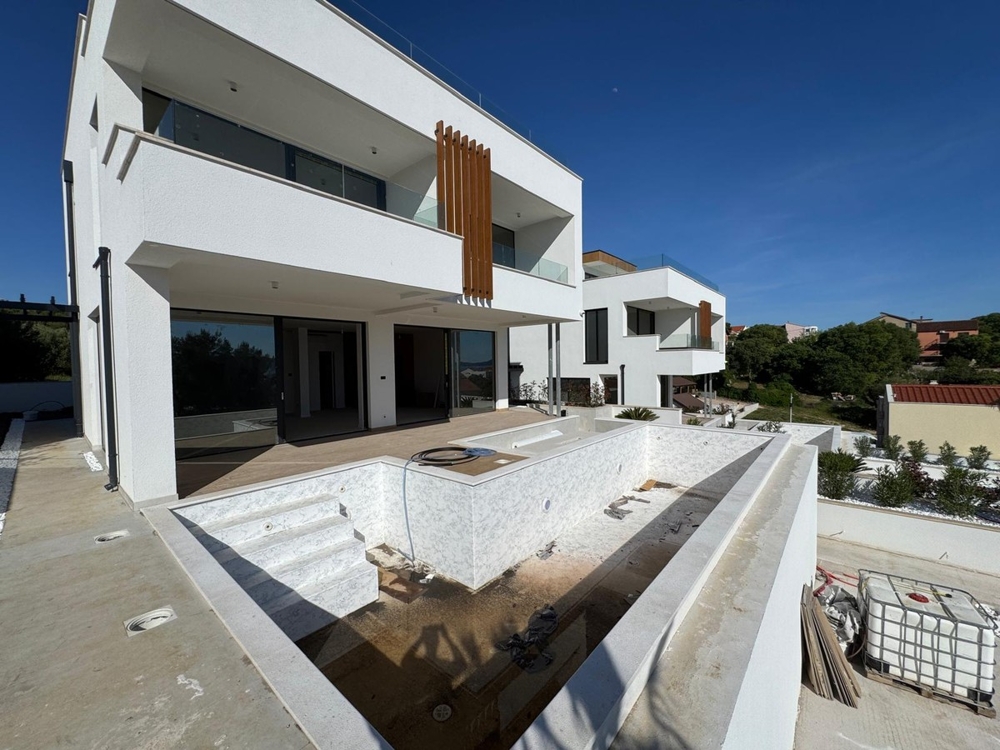 Villa neuve avec piscine à Sveti Filip i Jakov en Croatie
