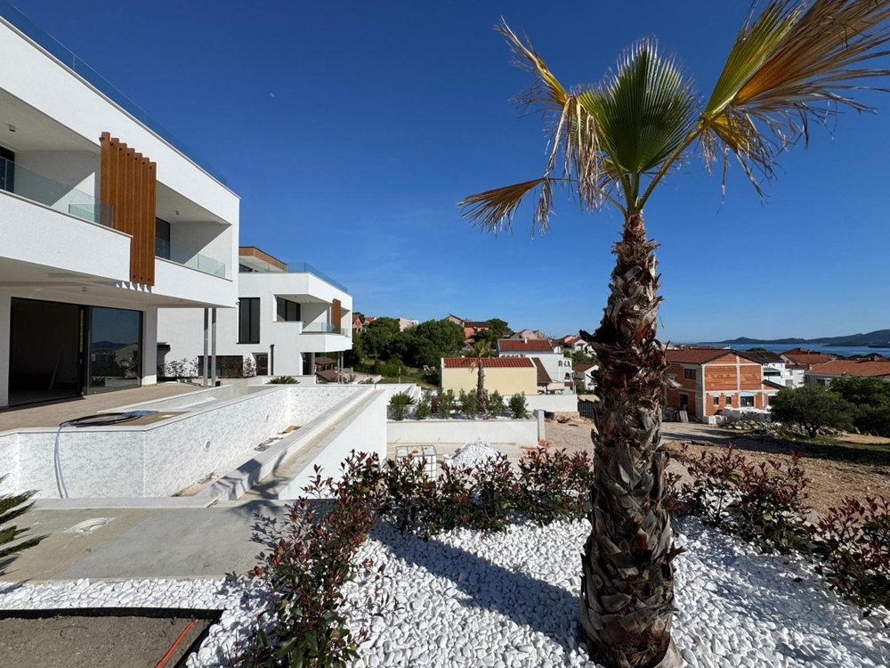 Vue aérienne de la situation en bord de mer à Sveti Filip i Jakov