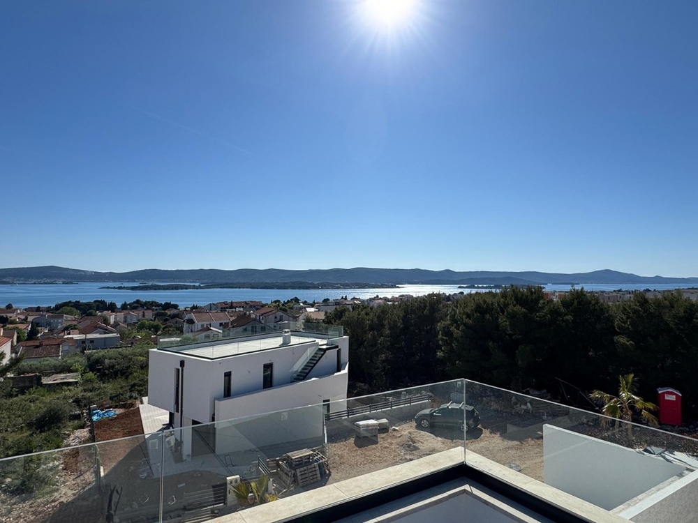 Vue latérale de la villa moderne avec palmier et jardin