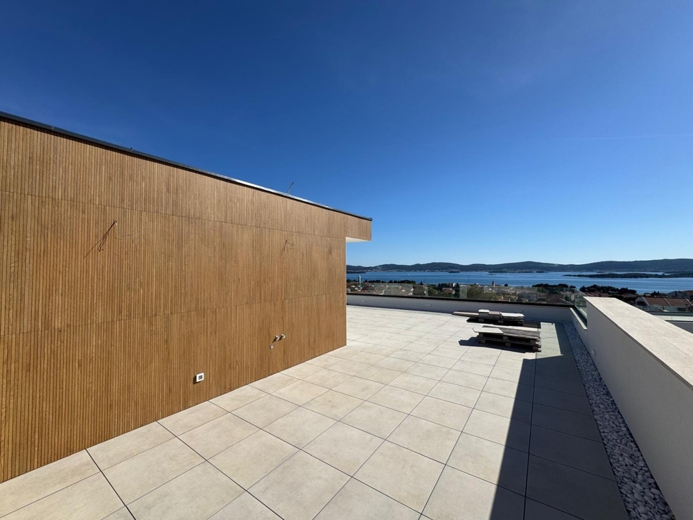 Toit-terrasse avec vue mer en Croatie