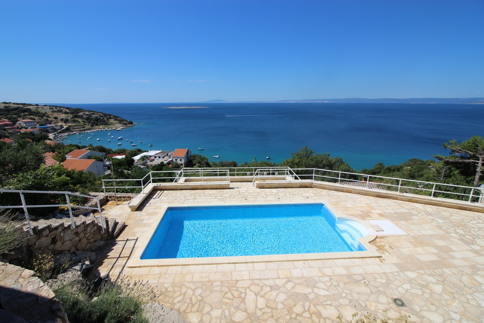 Villa idéalement située avec vue mer à vendre sur l'île de Krk, Croatie.