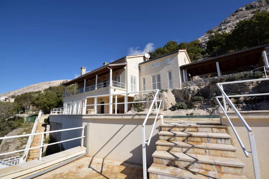 Vue de face de la villa, à vendre sur l'île de Krk dans le nord de la Croatie.
