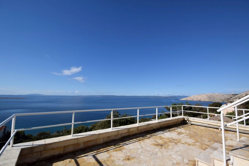 Magnifique vue sur la mer - île de Krk, Croatie.