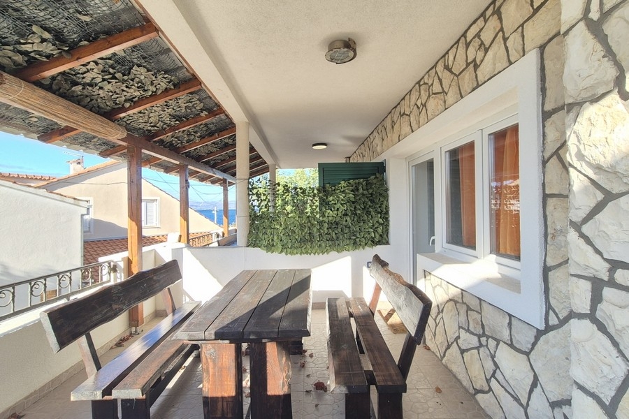 Terrasse couverte avec vue mer en Croatie