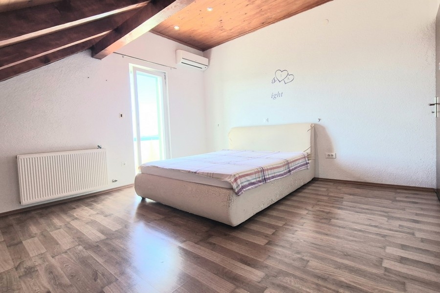 Chambre avec lit double sur Solta