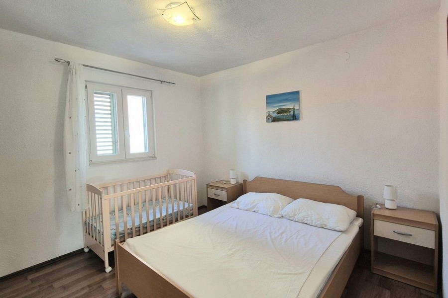 Chambre avec lit double et lit bébé