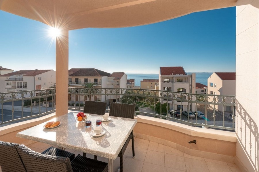 Terrasse ensoleillée avec vue mer à Tucepi