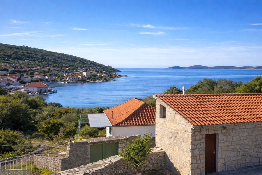 Vue mer sur la baie et le village de Drvenik Veli