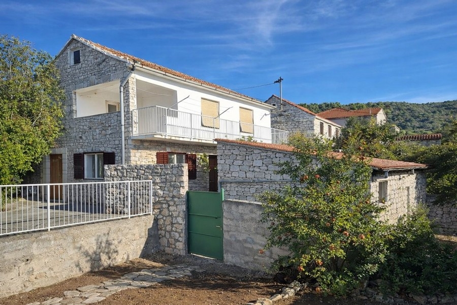 Façade de la maison en pierre à deux étages