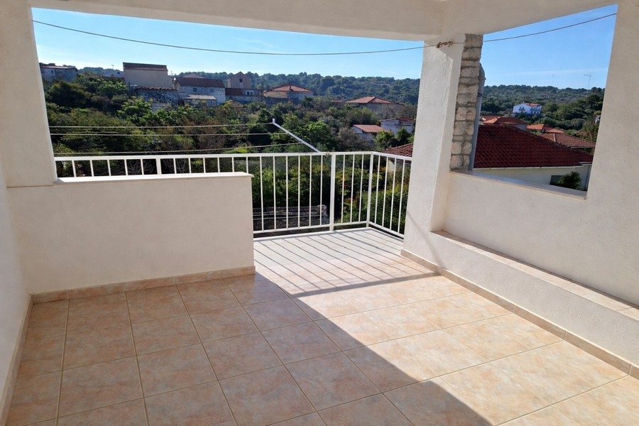 Terrasse couverte avec vue sur l'île