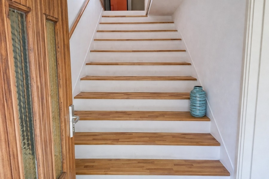 Escalier en bois à l'intérieur de la maison