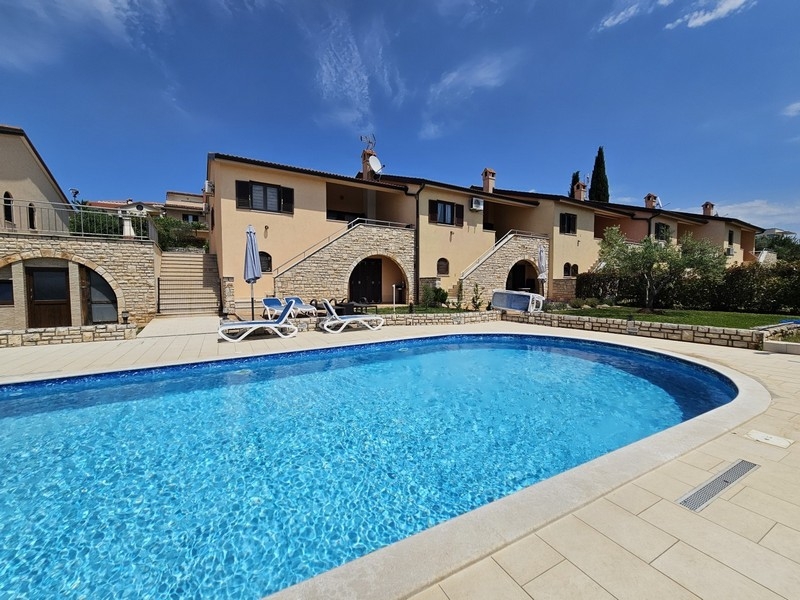 Piscine commune avec pelouse et résidence près de Porec