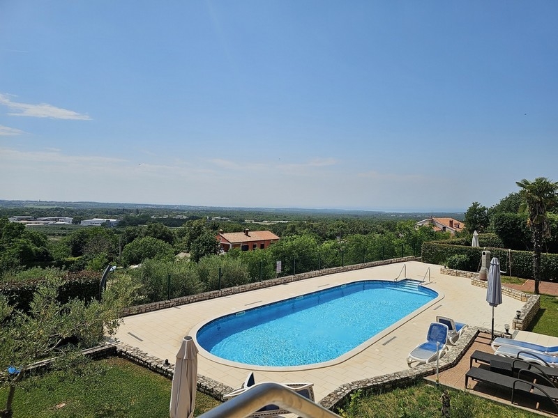 Piscine avec vue panoramique sur le paysage de l'Istrie