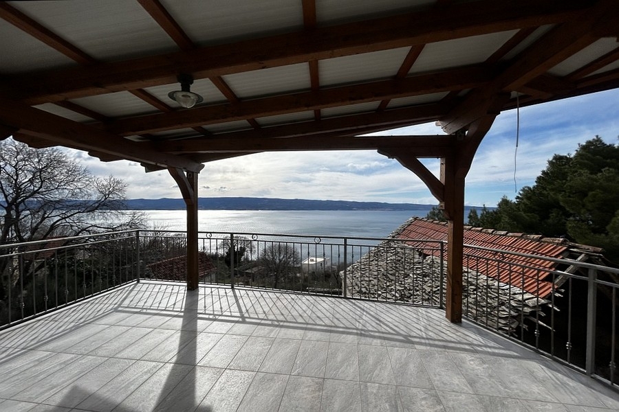 Terrasse couverte avec vue mer