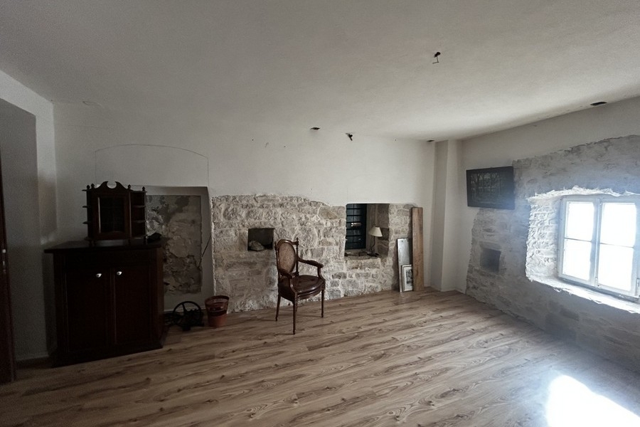 Séjour avec mur en pierre en Croatie