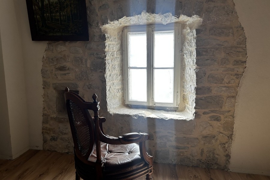 Pièce avec fenêtre en pierre