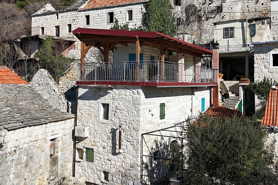 Maison en pierre avec terrasse en Croatie