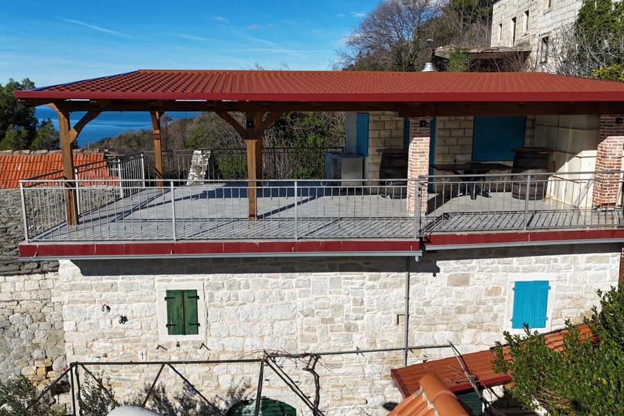 Maison en pierre avec terrasse couverte