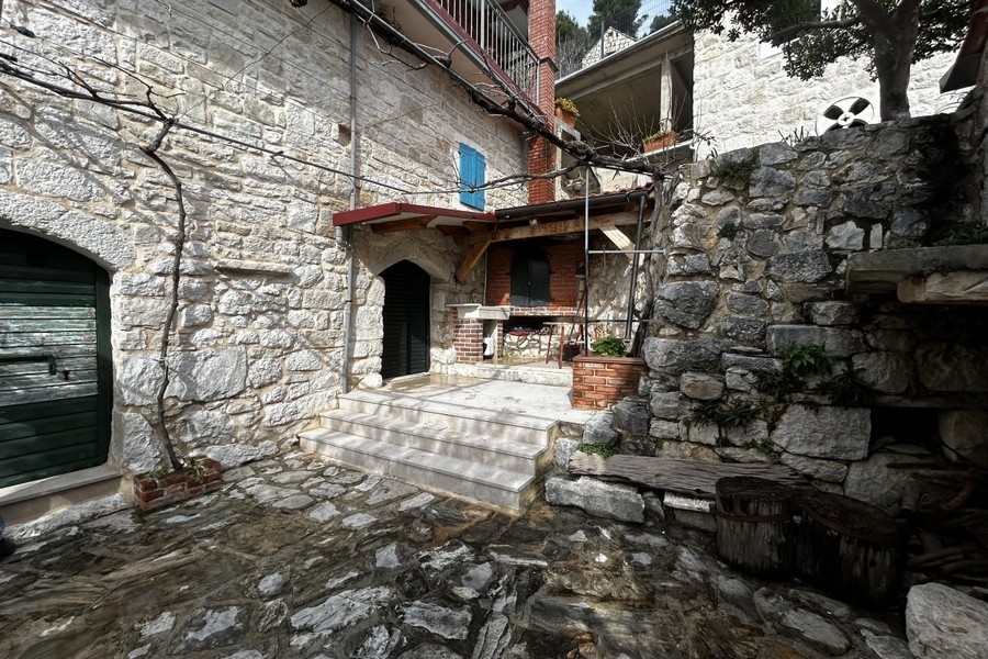 Cour intérieure avec cheminée d'extérieur