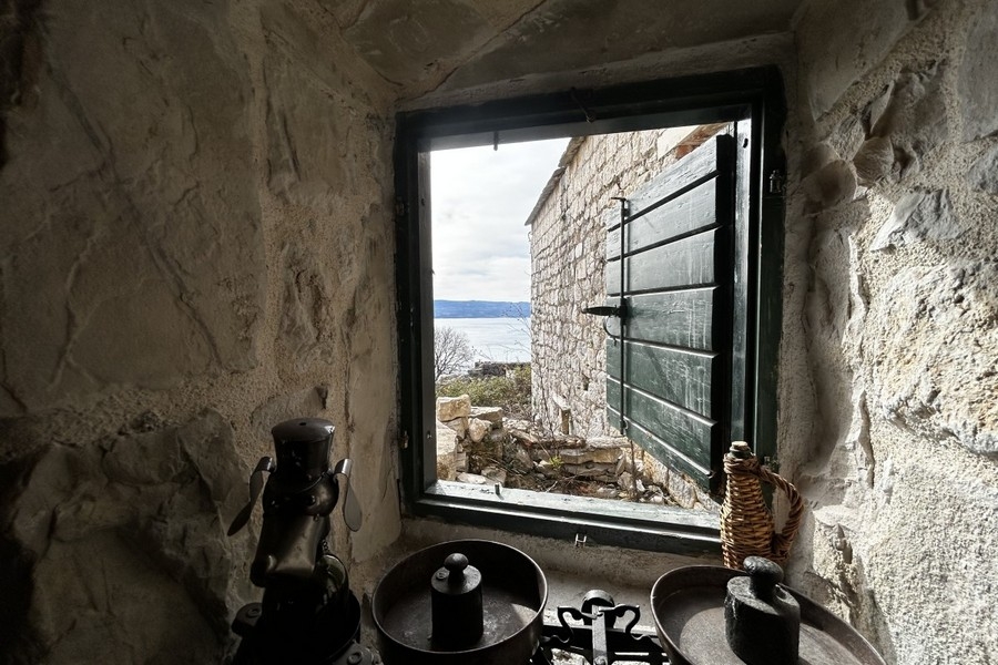 Fenêtre en pierre avec vue mer