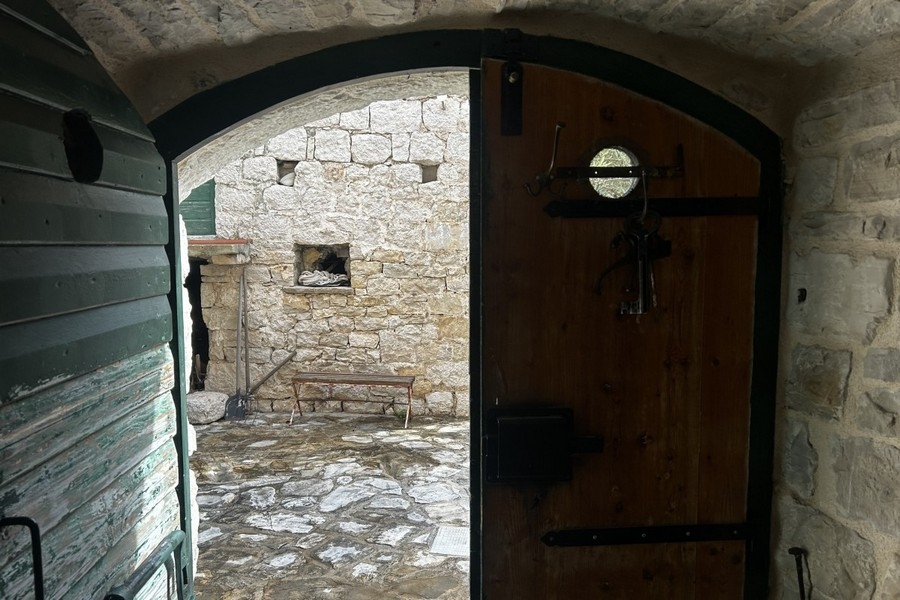 Konoba avec porte en bois et murs en pierre