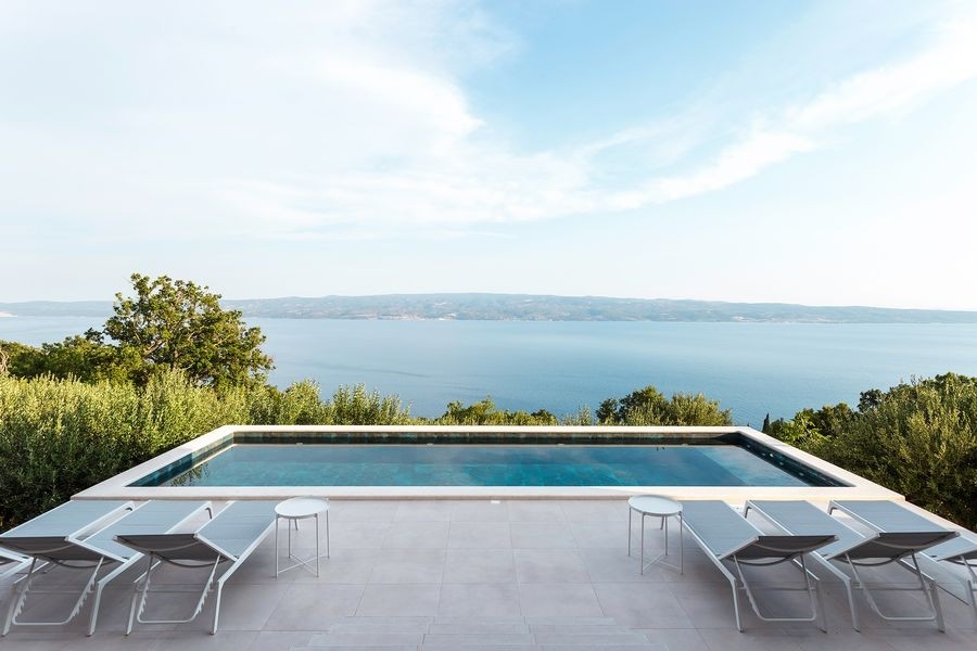 Villa moderne avec piscine à débordement et vue mer