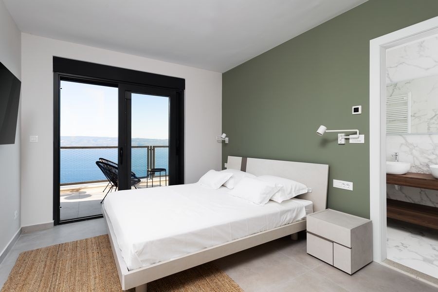 Chambre avec accès au balcon et vue mer