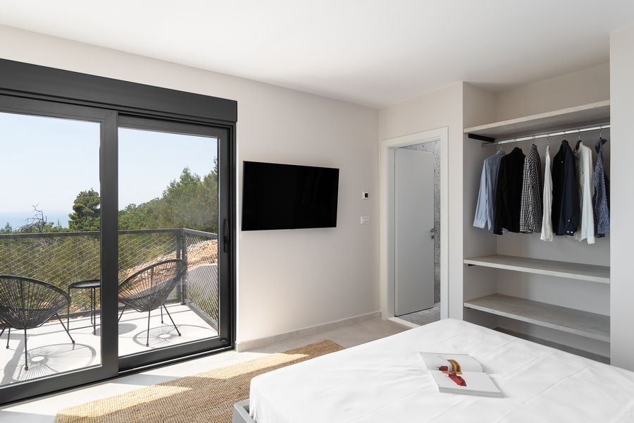 Chambre avec dressing ouvert et balcon