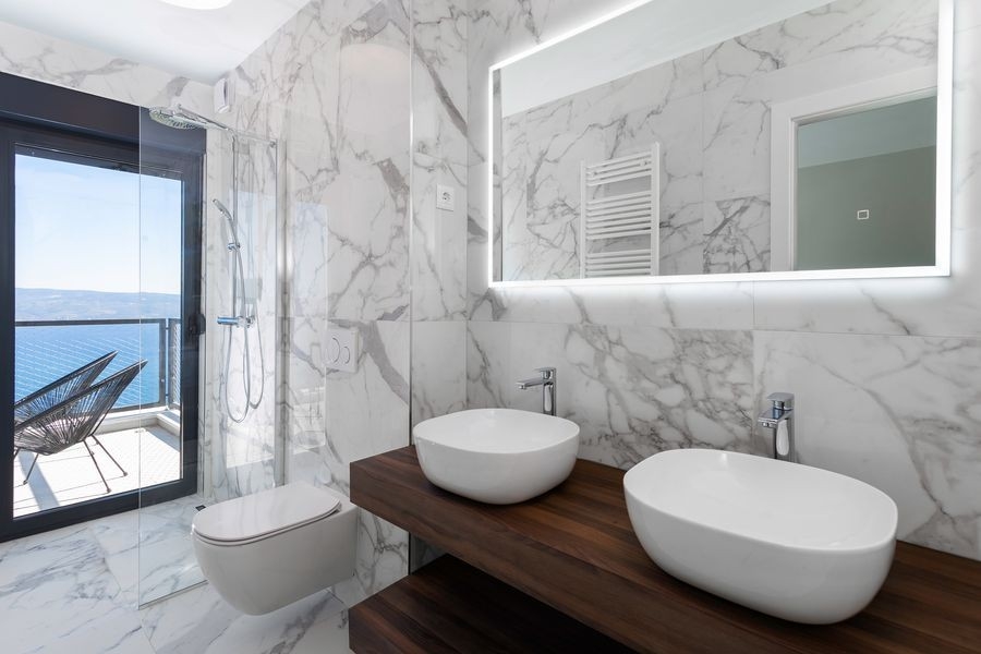 Salle de bains moderne avec double vasque et vue mer