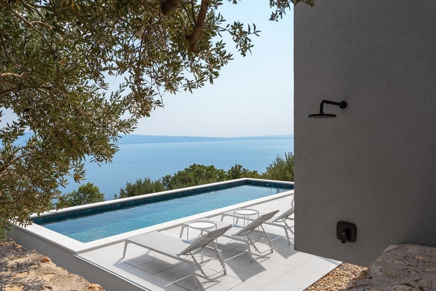Piscine à débordement avec vue panoramique sur la mer