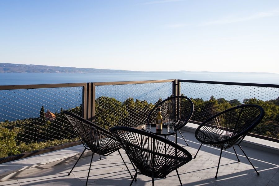 Toit-terrasse avec coin salon et vue mer dégagée
