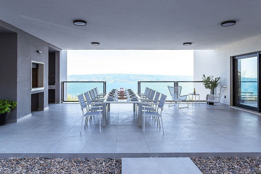 Terrasse couverte avec coin grill et vue mer