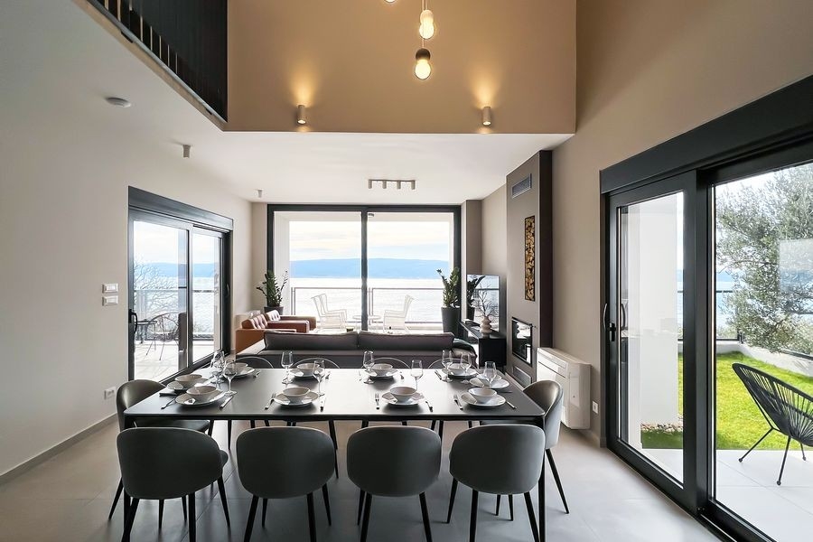 Séjour et espace repas ouverts avec vue mer
