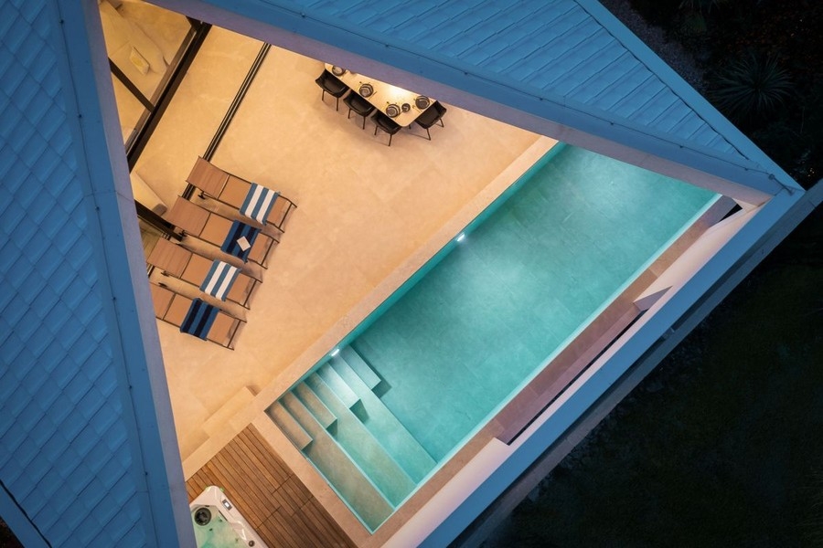 Piscine et bains de soleil vus d'en haut