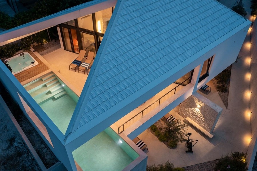 Vue aérienne de la villa avec piscine et jacuzzi
