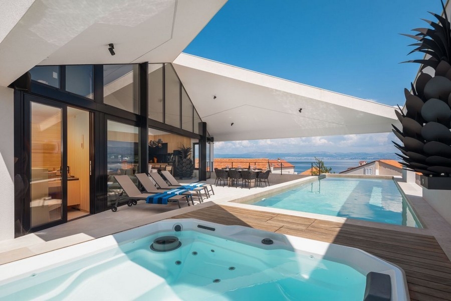 Terrasse avec piscine et vue mer en Croatie