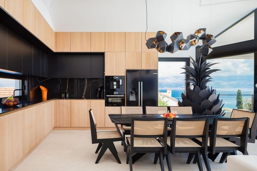 Cuisine moderne avec îlot et vue mer
