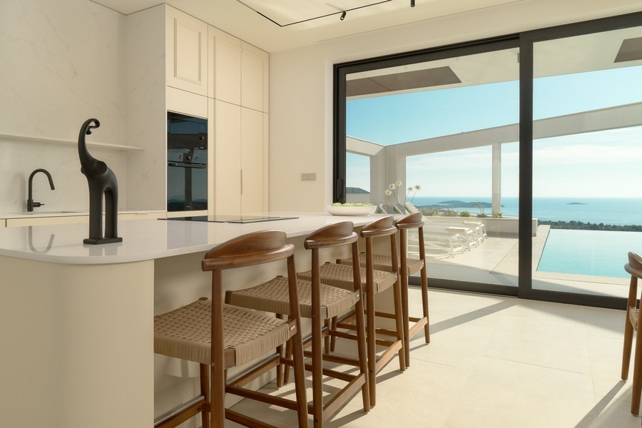 Cuisine avec bar et vue sur la piscine et la mer