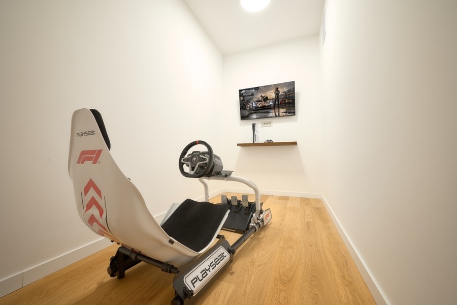 Salle de jeux avec simulateur de course
