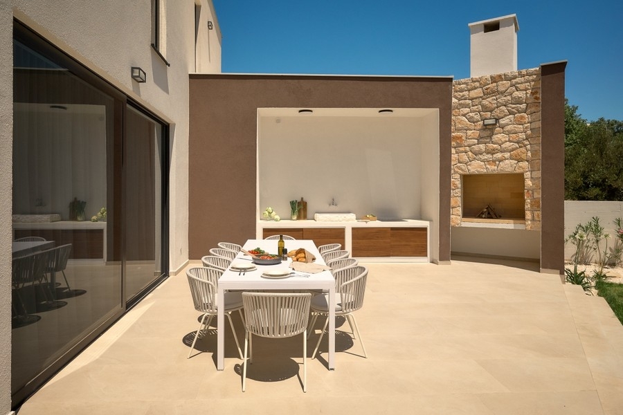 Terrasse extérieure avec cuisine extérieure et cheminée