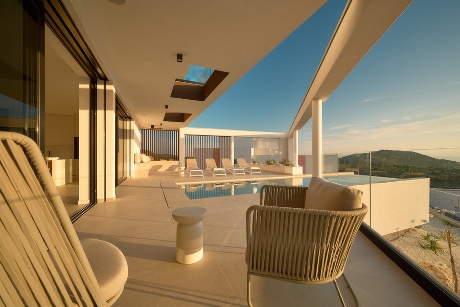 Terrasse couverte avec piscine et vue mer