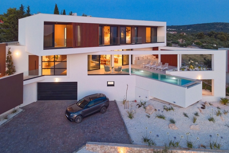 Villa éclairée avec piscine le soir