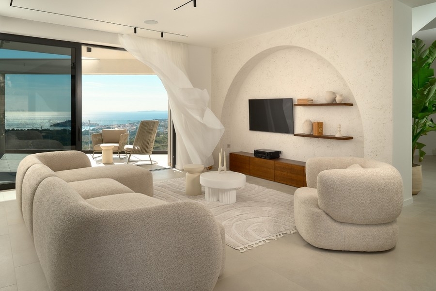 Salon avec canapés et vue mer