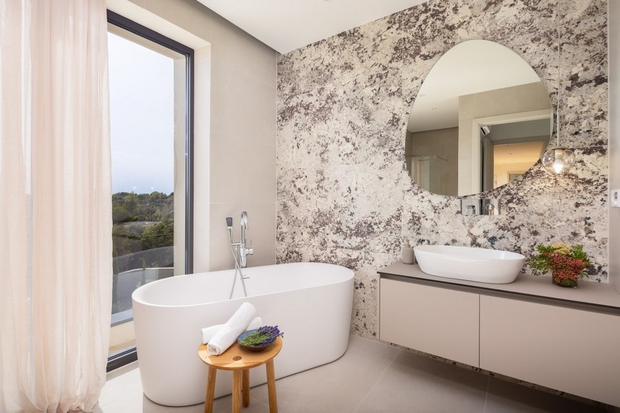 Chambre principale avec baignoire