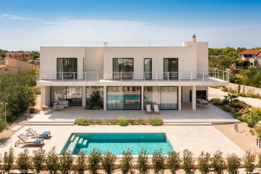 Vue extérieure de la villa de luxe avec piscine