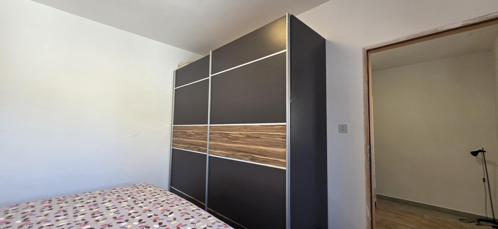 Pièce avec placard encastré